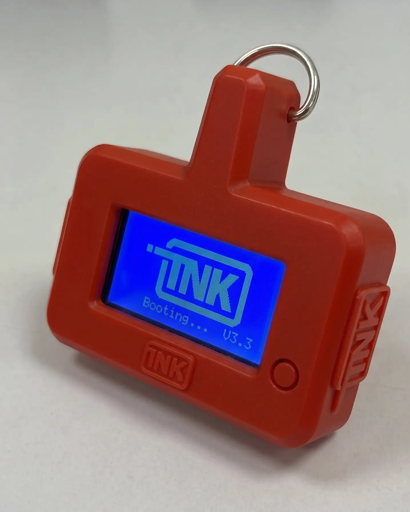 Detector portátil CarDefense Mobile de frente, con carcasa roja y pantalla encendida