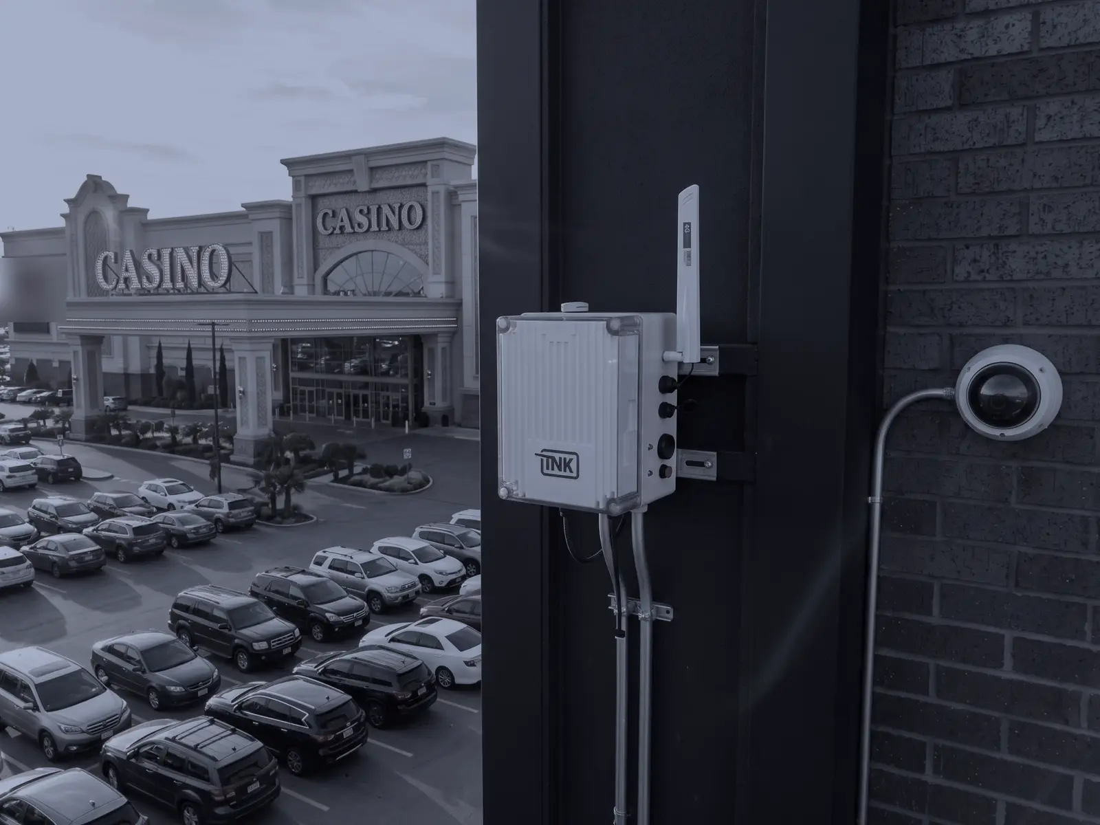Sensor fijo de CarDefense en un muro, sobre el estacionamiento de un casino