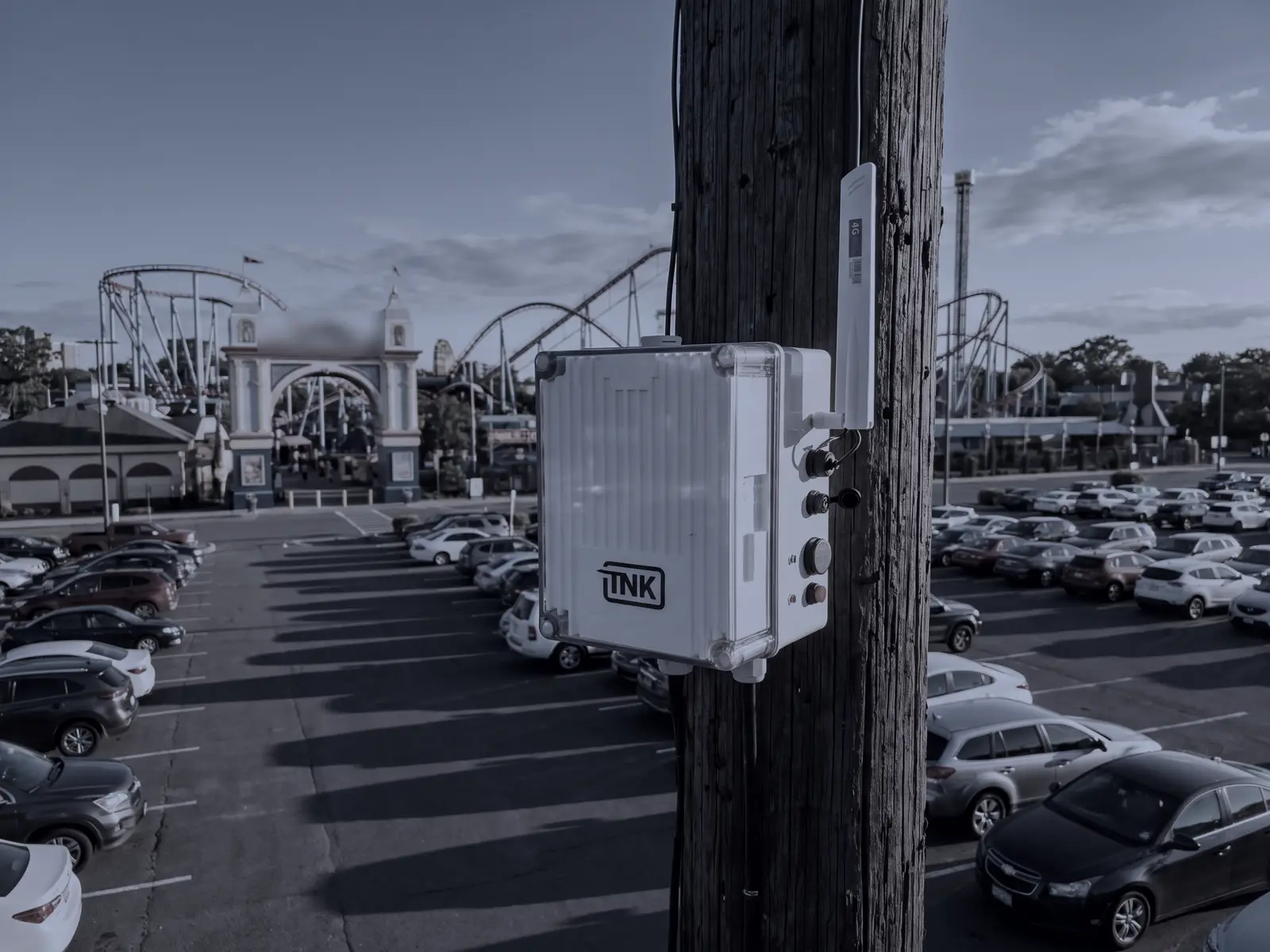 Sensor fijo de CarDefense en un poste, sobre el estacionamiento de un parque de diversiones