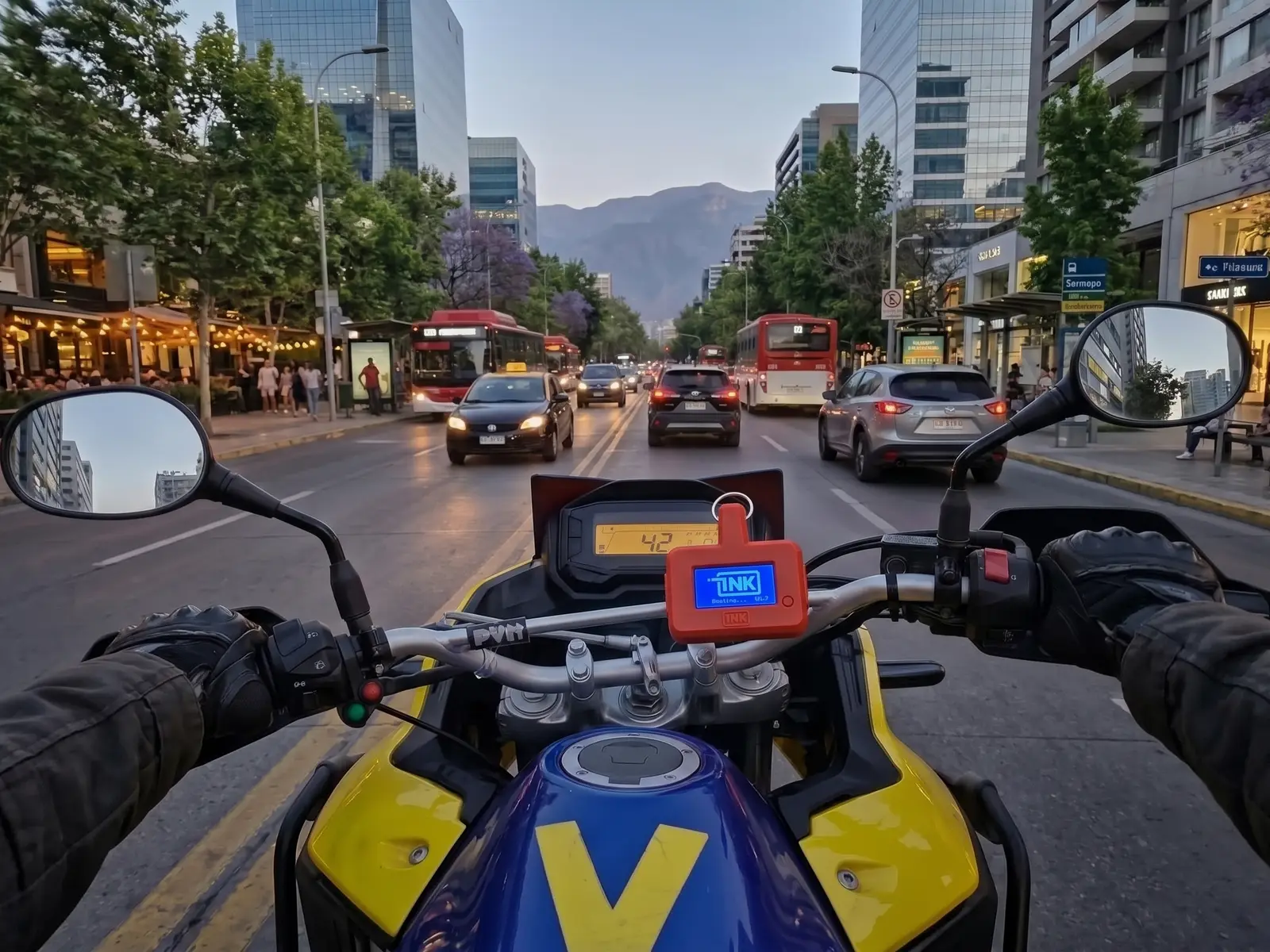 CarDefense Mobile en el manubrio de una moto que avanza por una avenida