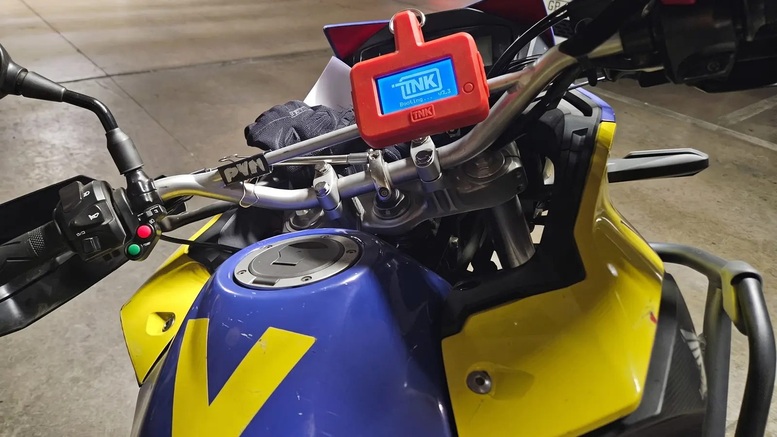 CarDefense Mobile montado en el manubrio de una moto de patrullaje