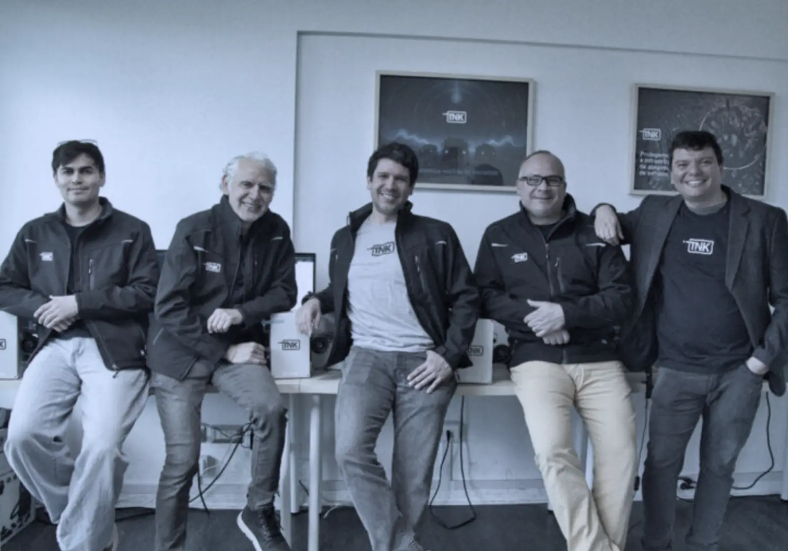 El equipo de Tank, cinco personas con chaquetas de la marca, en su oficina