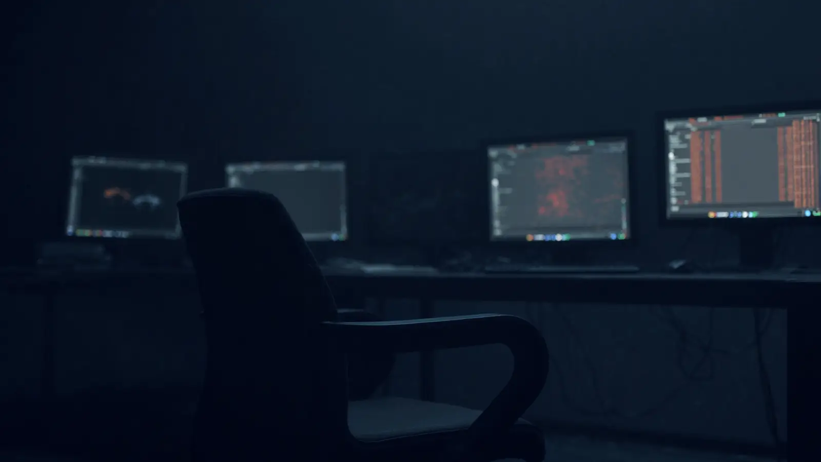 Sala de monitoreo vacía con pantallas encendidas